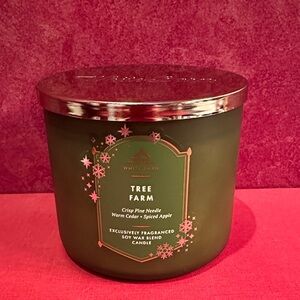 White Barn Tree Farm Candle Christmas Pine Needles, cedar, spiced apple , new